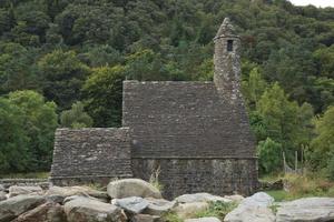 ruïnes van een monastieke nederzetting, gebouwd in de 6e eeuw in Glendalough, Ierland foto