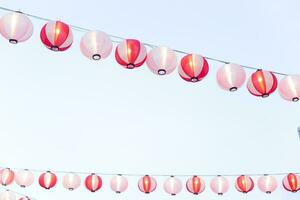 helder licht Japans lamp in de festival Bij dag met helder blauw lucht achtergrond foto