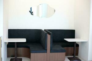 minimalistische stijl zittend in de cafe winkel met wit en bruin toon foto