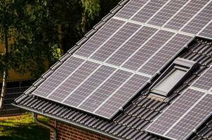 groene hernieuwbare energie met fotovoltaïsche panelen foto