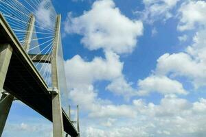 visie met brug door de zee foto