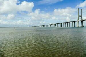 visie met brug door de zee foto