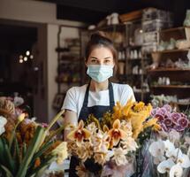 portret van jong bloemist vrouw vervelend masker en geven mooi boeket in haar bloemen winkel, generatief ai. foto