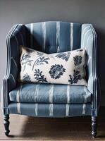 antiek fauteuil met blauw streep linnen kleding stof bekleding en kussen met bloemen patroon, huis decor en interieur ontwerp. generatief ai foto