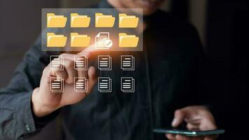 zakenman aanraken document checklist icoon. zoeken en beheren document databank bestanden. document beheer systeem concept foto
