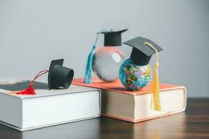 diploma uitreiking pet met aarde wereldbol. concept van globaal bedrijf studie, Buitenland leerzaam, terug naar school. onderwijs in globaal wereld, studie Buitenland bedrijf in universiteiten in wereldwijd. taal studie foto