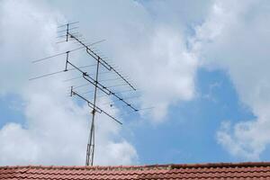 TV antenne Aan de dak van de huis foto