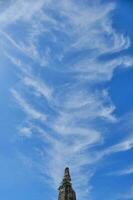 wolken Aan lucht blauw achtergrond foto