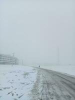 de straat visie van de stad van kutahya in kalkoen welke is gevulde met sneeuw en dik mist, vereist: vervelend dik kleren omdat van de heel verkoudheid het weer. december 23, 2023 foto