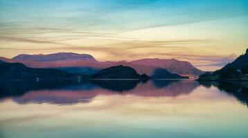 fjord met visie van bergen en fjord landschap in Noorwegen. landschap in Scandinavië foto