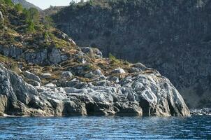 Noorwegen, berg bereikt in fjord. steil hellingen in de achtergrond. fjord landschap foto