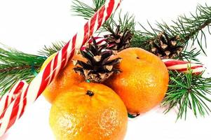 oranje mandarijnen met kerstballen geïsoleerd op een witte achtergrond foto