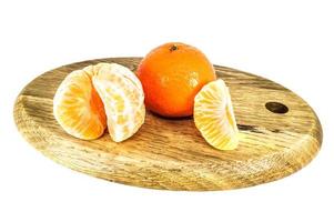 sinaasappel mandarijnen mandarijn schil of mandarijn segment geïsoleerd op een witte achtergrond foto