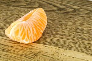 sinaasappel mandarijnen mandarijn schil of mandarijn segment geïsoleerd op een witte achtergrond foto