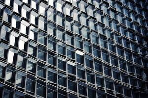 een modern gebouw staat hoog en trots, presentatie van haar strak en vernieuwend ontwerp door haar rangschikking van meer dan 100 glas ramen, reeks tegen een verbijsterend blauw reflecterende achtergrond. generatief ai foto