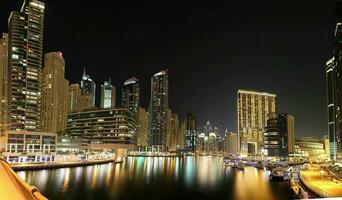 jachthaven wijk van Dubai Bij nacht foto