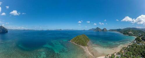 dar panorama van de paradijselijk maremegmeg strand in de buurt el nido Aan de Filipijns eiland van Palawan gedurende de dag foto