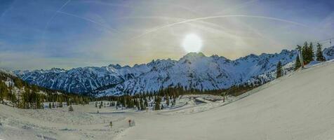 visie Aan sneeuw gedekt bergen in Oostenrijk foto