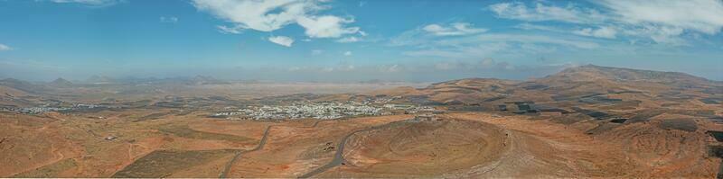 dar panoramisch visie over- vermomming stad- Aan Lanzarote van de kerstman Barbara kasteel foto