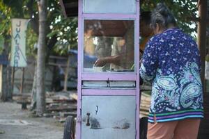 magelang, indonesië.28,05,2023-indonesisch straat verkoper bereiden klant bestellingen in magelang Indonesië. foto
