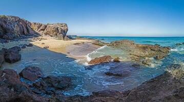 visie over- de rotsachtig kustlijn Bij los ajaches nationaal park Aan de kanarie eiland Lanzarote foto