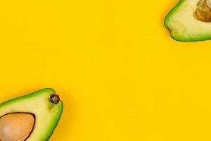 snijd verse rijpe avocado op gele achtergrond