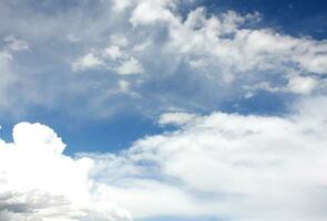 whispy wit wolken in blauw lucht achtergrond foto