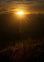 pittoreske gouden uur zonsondergang met berg foto