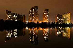 nacht stad met reflectie van huizen in de rivier- foto