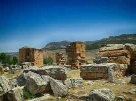 oud ruïnes van de Romeins spa stad van hierapolis Aan de plaats van de stroom vergiftigen Aan een warm zomer zonnig dag foto