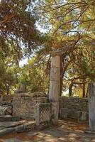 oud ruïnes van de oude tempel van athena in prieen in kalkoen Aan een heet zomer dag foto