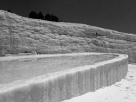 origineel pamukkale plaats in kalkoen in Azië landschap met kalksteen zwembaden met blauw warm water foto