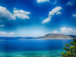 zomer landschap van Turks meer salade met turkoois water, blauw lucht en wit strand foto