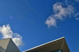 modern origineel fragmenten van architectuur tegen de blauw lucht creëren een interessant achtergrond foto