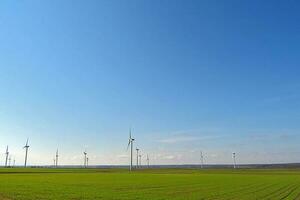 voorjaar landschap met blauw luchten en groente, veld- en wind boerderij foto