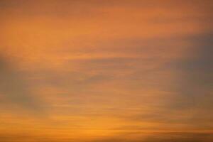 schemering lucht. natuurlijk zonsondergang of zonsopkomst lucht in oranje, natuur achtergrond. foto