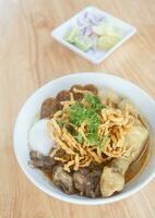 khao dus ik recept, curried noodle soep met kip foto