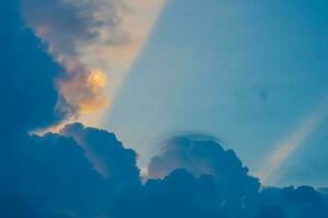 zwart wolken voordat de storm en de regenen, groot wit wolken in de blauw lucht, nimbostratus wolken, een altostratus wolk foto