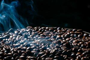 koffie bonen roosteren met rook, selectief focus, en zacht focus. foto