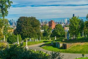 visie van groen hout begraafplaats in Brooklyn met Manhattan stad horizon foto