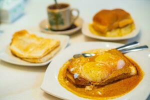 eieren, geroosterd brood met kaya en boter en koffie in Kuala lumpur foto