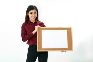 jong aantrekkelijk Aziatisch vrouw Holding blanco schrijven bord tekst kopiëren ruimte Aan wit achtergrond foto