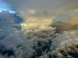 lucht wolk door vliegtuig venster foto