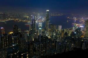 Victoria piek, hong kong- maart 12, 2019 verkoudheid mistig avond nacht visie van bruisend stad hong Kong van Victoria piek. foto