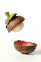 mangisboom Purper zoet zaaier heet fruit Aan wit achtergrond foto