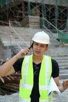 zuiden oosten- Aziatisch jong Maleis Chinese Mens vrouw vervelend veilig helm bouw plaats werk foto