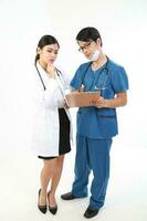 jong Aziatisch mannetje vrouw dokter vervelend schort uniform tuniek schort houden foto