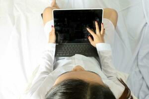 jong mooi modern Maleis vrouw top visie gebruik makend van type tekst laptop toetsenbord foto