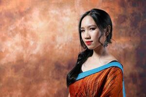 zuiden oosten- Aziatisch Chinese ras etnisch oorsprong vrouw vervelend Indisch jurk kostuum delen multiraciaal gemeenschap Aan retro wijnoogst achtergrond foto