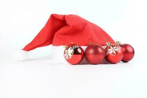 Kerstmis hoed rood ornament decoratie Aan wit achtergrond foto